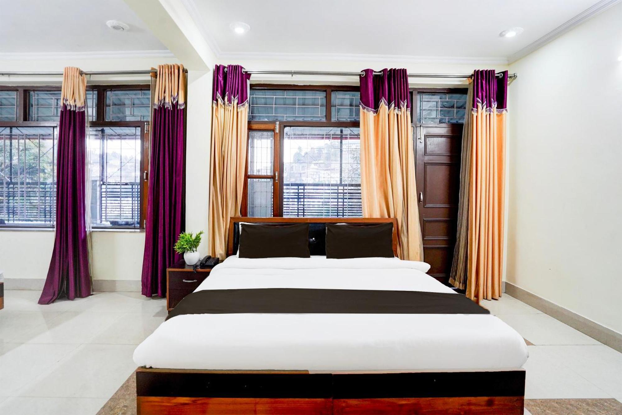 מוסורי Super Townhouse Mall Road Near Library Chowk מראה חיצוני תמונה